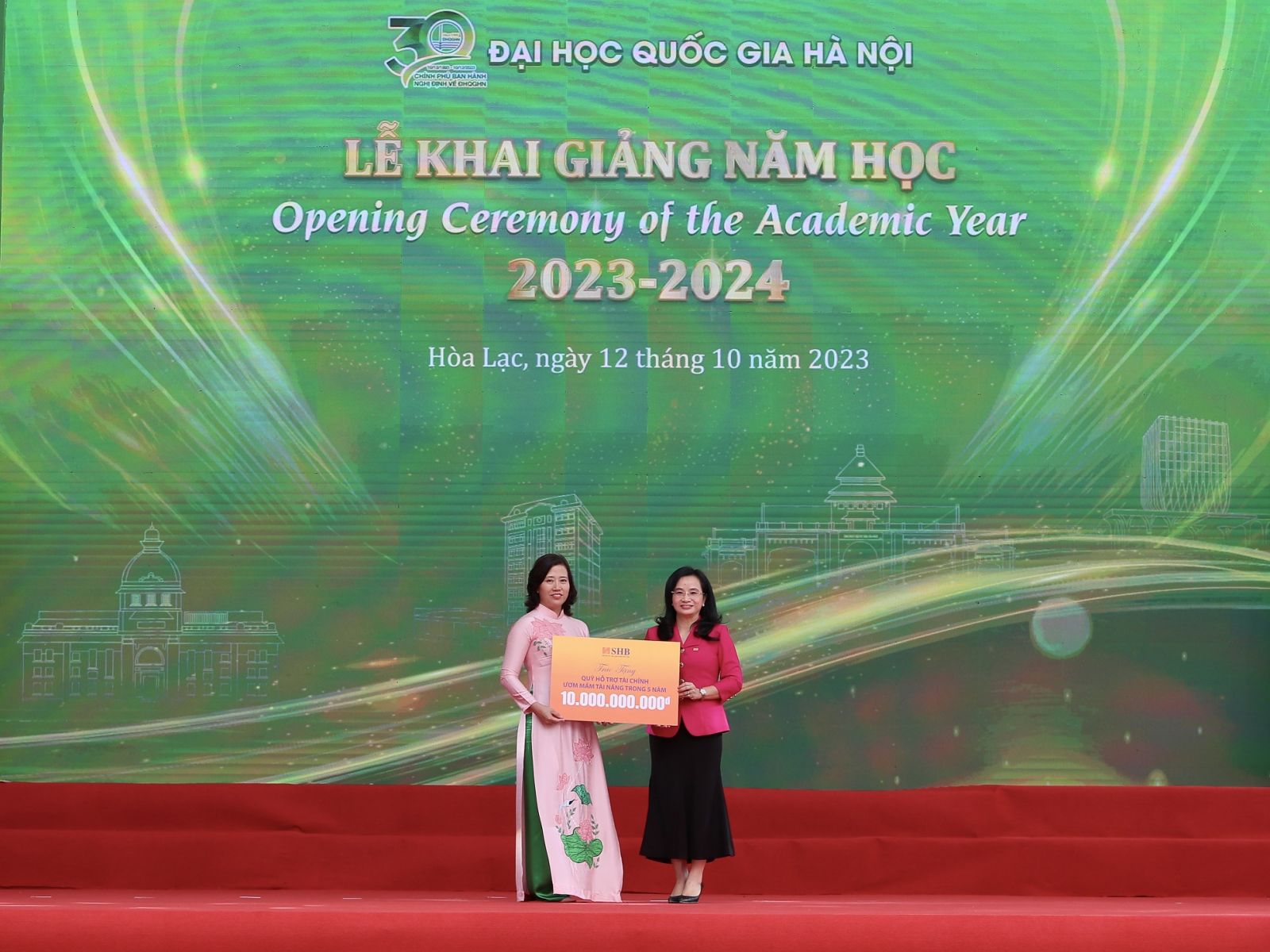 Bà Ngô Thu Hà – Tổng Giám đốc SHB đại diện Quỹ Hỗ trợ Tài chính, Ươm mầm tài năng SHB trao tặng Đại học Quốc gia Hà Nội 10 tỷ đồng.