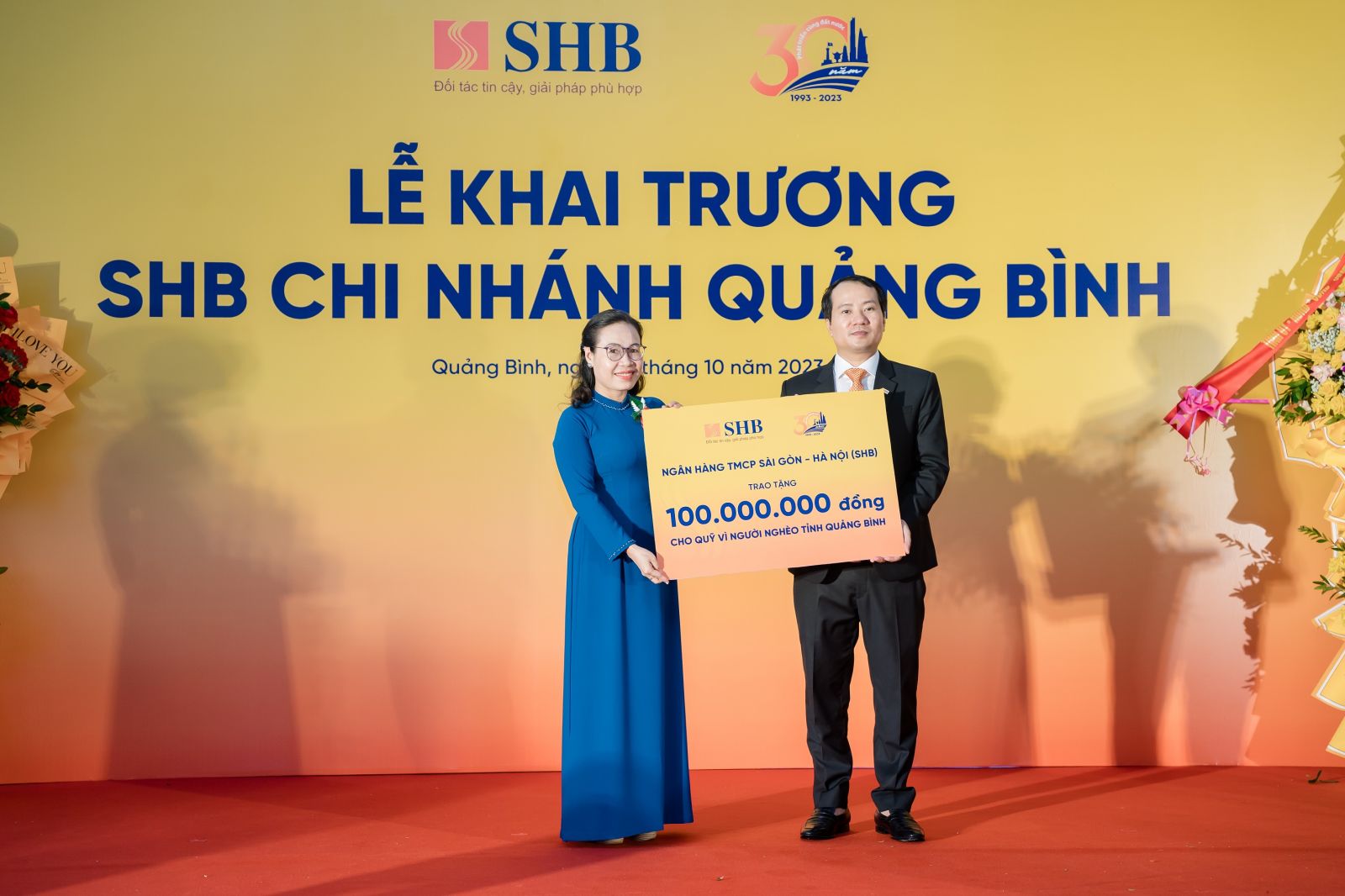 Ông Trần Nam Hải – Giám đốc SHB Quảng Bình đại diện ngân hàng trao tặng Quỹ Vì người nghèo tỉnh Bến Tre 100 triệu đồng