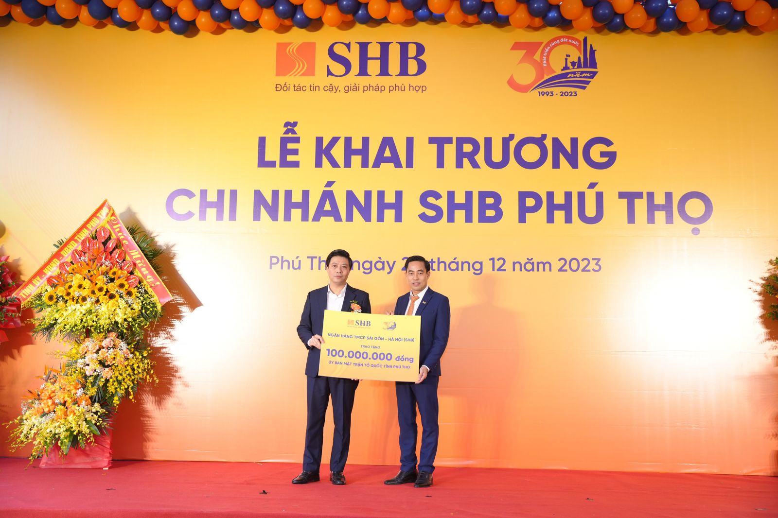 Giám đốc SHB Bắc Giang và Giám đốc SHB Phú Thọ đại diện Ngân hàng trao tặng 100 triệu đồng cho Ủy ban Mặt trận Tổ quốc trên địa bàn mỗi tỉnh