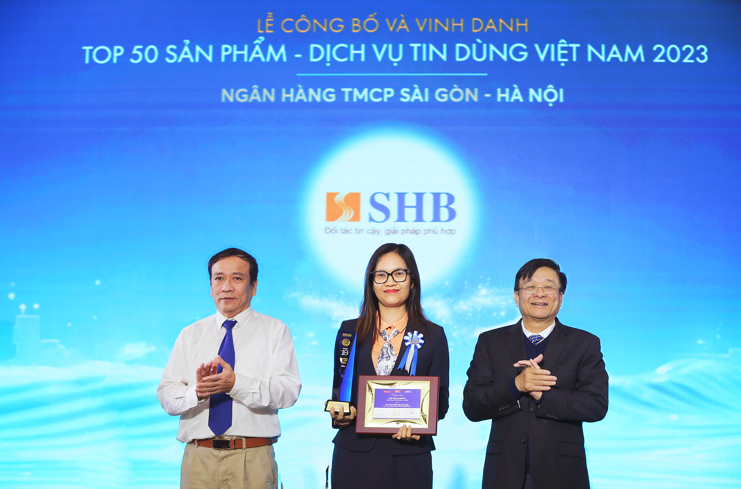 Bà Đoàn Thái Thanh Thủy - Giám đốc Trung tâm Phát triển sản phẩm Khách hàng cá nhân, đại diện SHB nhận giải thưởng 