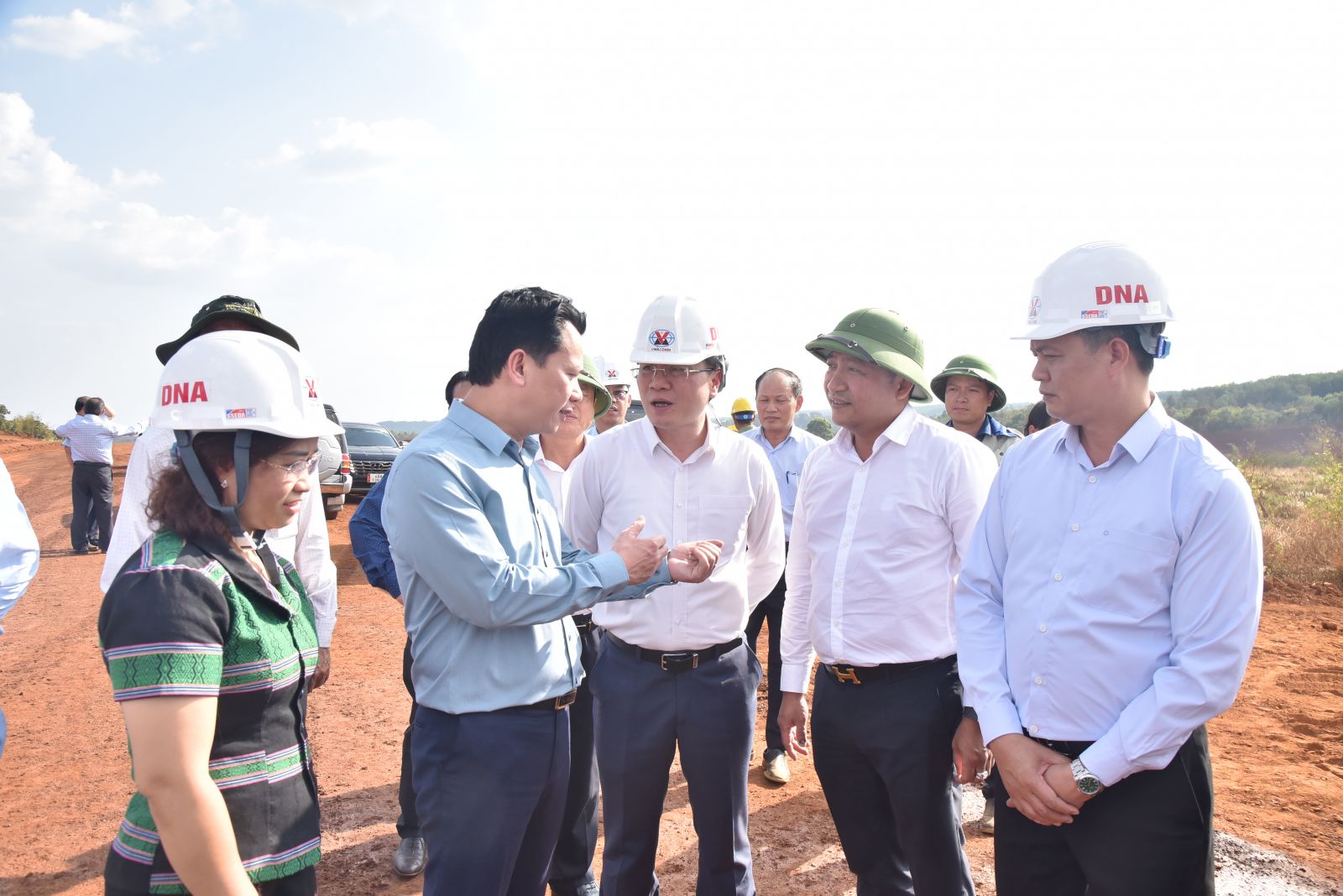 Bộ trưởng Bộ TN-MT Đặng Quốc Khánh yêu cầu Cục Khoáng sản Việt Nam và các bên liên quan sớm phối hợp với TKV thực hiện cơ chế hoàn trả đất sau khai thác bô xít
