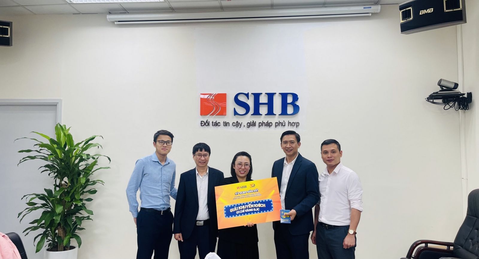 Đại diện SHB CN Đông Đô trao giải Khuyến Khích kỳ quay Gắn Kết trị giá 01 chỉ vàng SJC 999.9 cho khách hàng