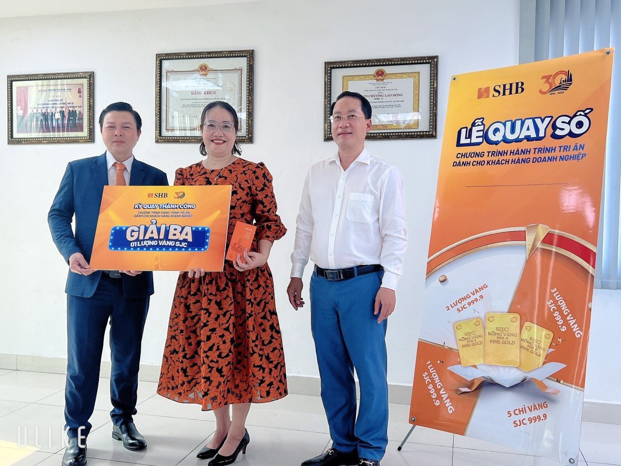 Đại diện SHB CN Bình Phước trao giải Ba kỳ quay Thành Công trị giá 01 lượng vàng SJC 999.9 cho khách hàng