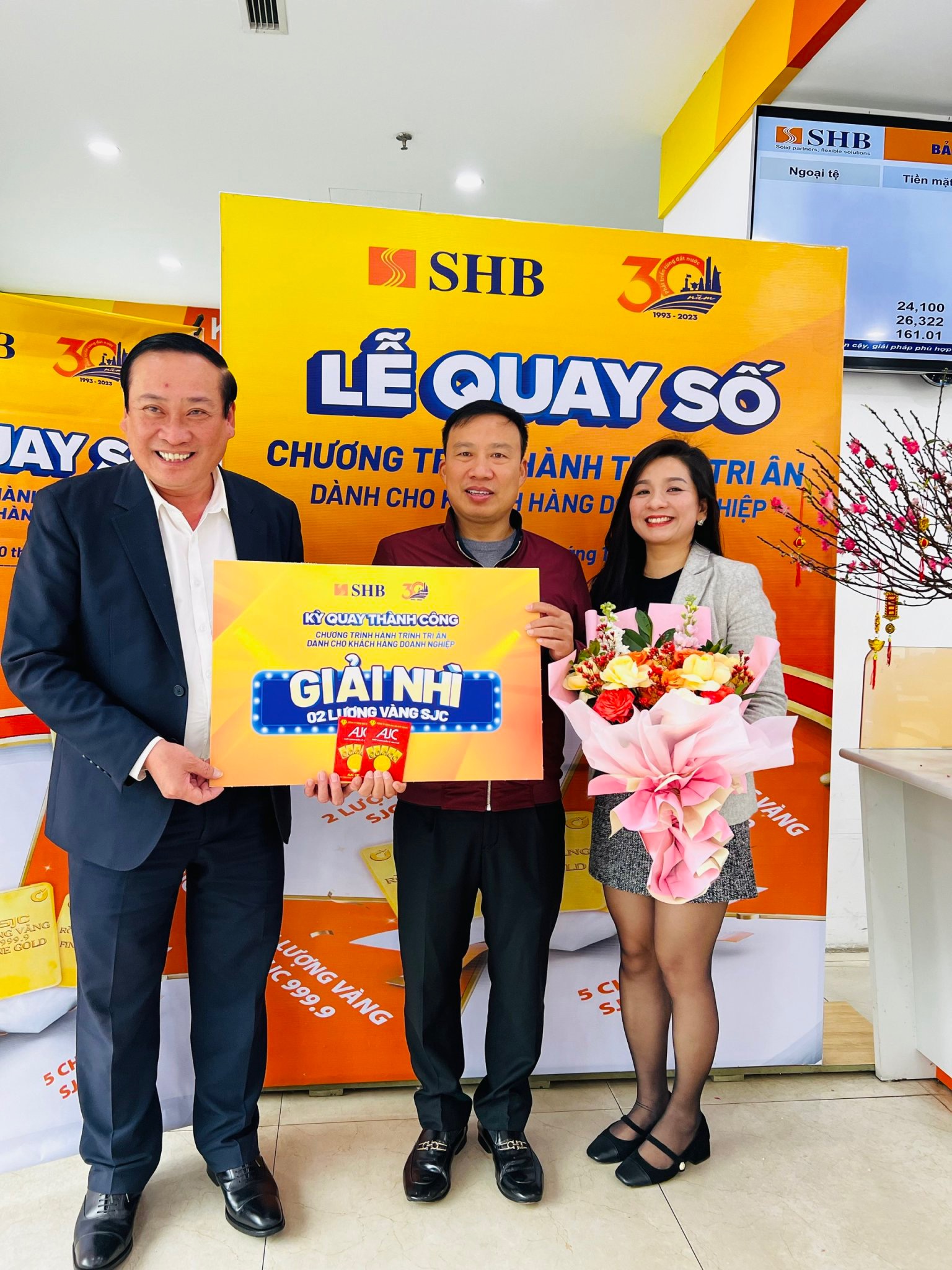 Đại diện SHB CN Nghệ An trao giải Nhì kỳ quay Thành Công trị giá 02 lượng vàng SJC 999.9 cho khách hàng
