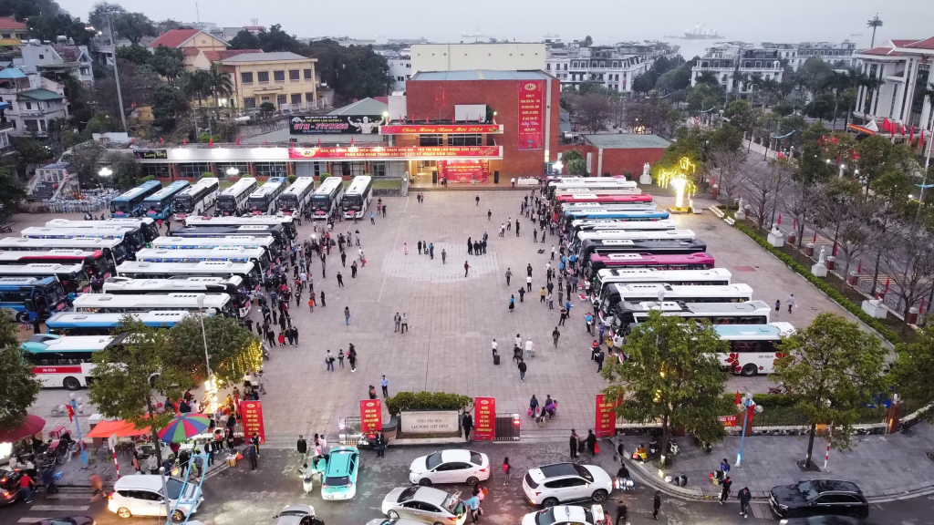 Công ty Than Hòn Gai bố trí 37 chuyến xe miễn phí cho trên 1..650 CNLĐ và gia đình về quê đón Tết