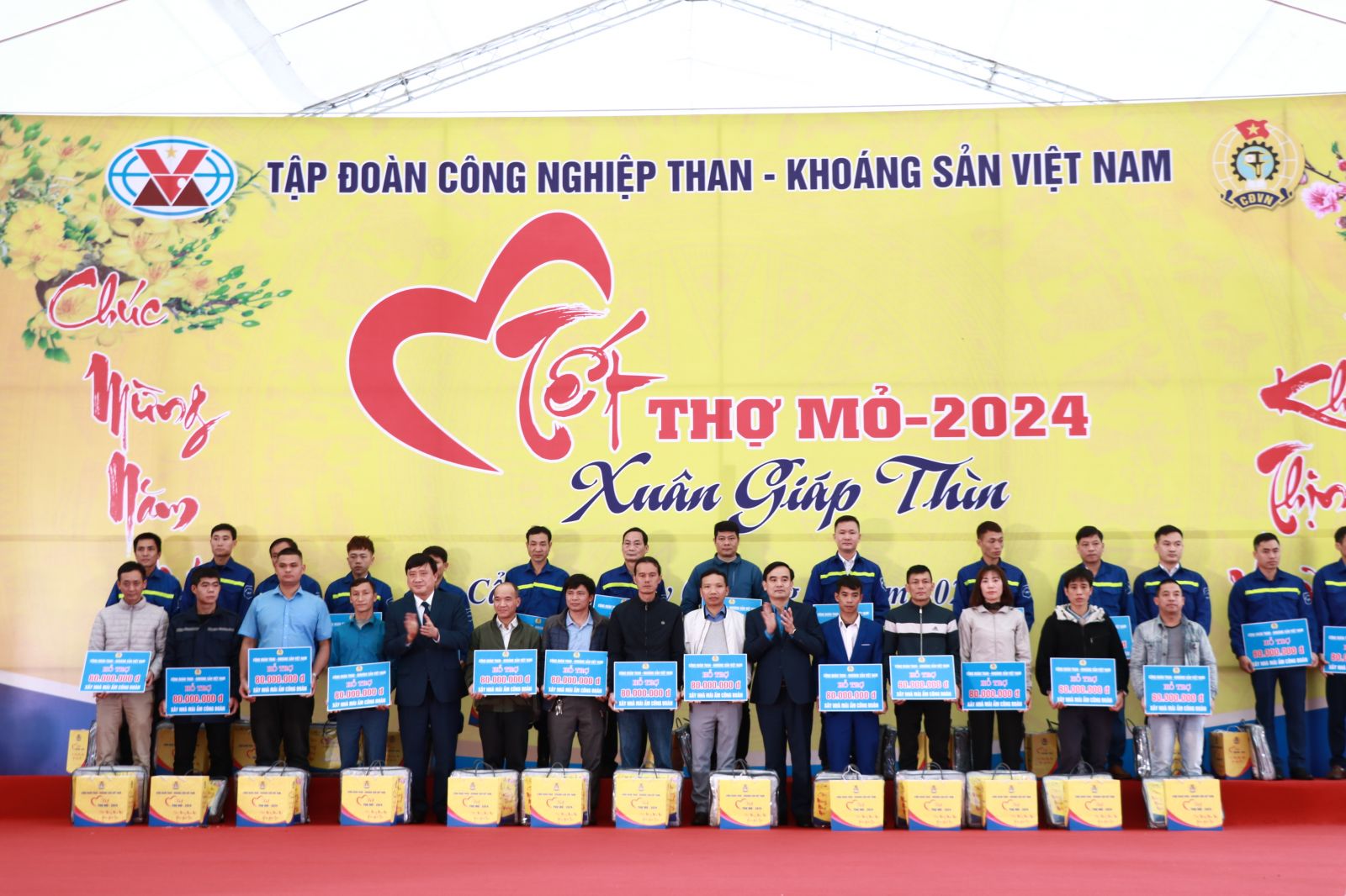 1477: Đ/c Lê Thanh Xuân, Chủ tịch Công đoàn TKV và Đ/c Phan Xuân Thuỷ, Phó TGĐ Tập đoàn trao hỗ trợ xây nhà “Mái ấm Công đoàn” và tặng quà Tết cho CNLĐ vùng Cẩm Phả
