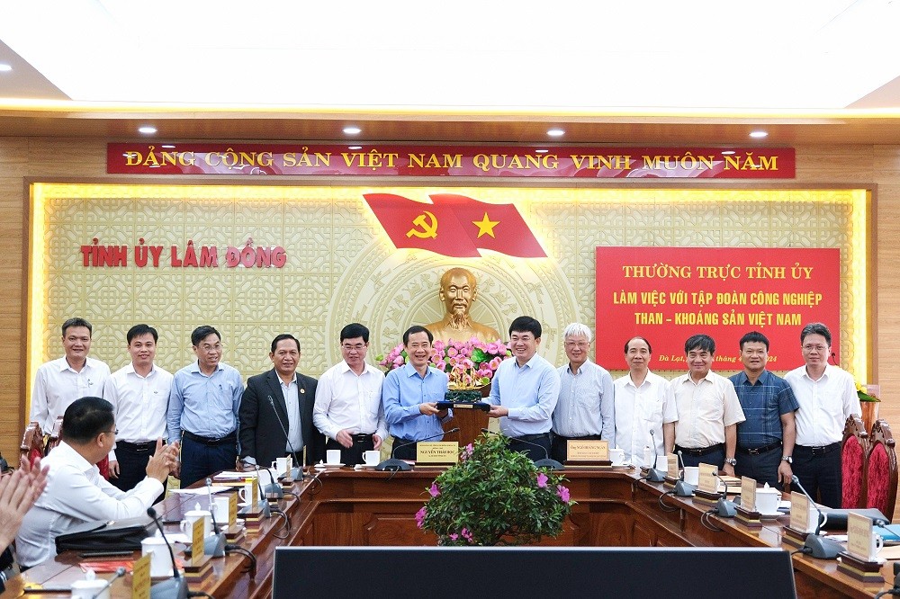 Lãnh đạo TKV tặng quà và chụp ảnh lưu niệm với lãnh đạo tỉnh Lâm Đồng