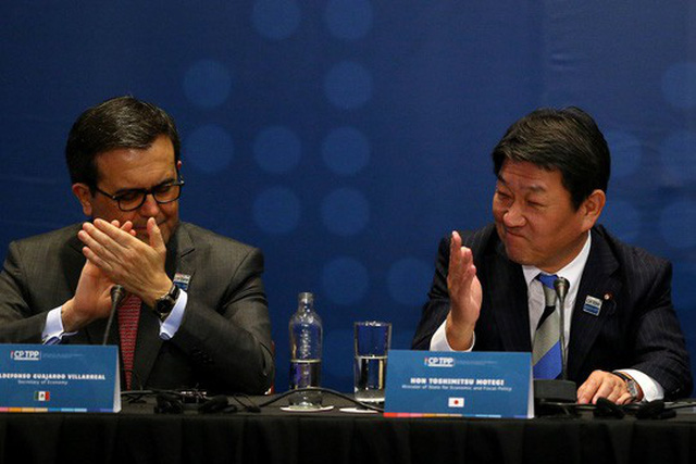 Bộ trưởng Kinh tế Mexico Ildefonso Guajardo Villarreal và Bộ trưởng Tái thiết Kinh tế Nhật Bản tại lễ ký kết CPTPP