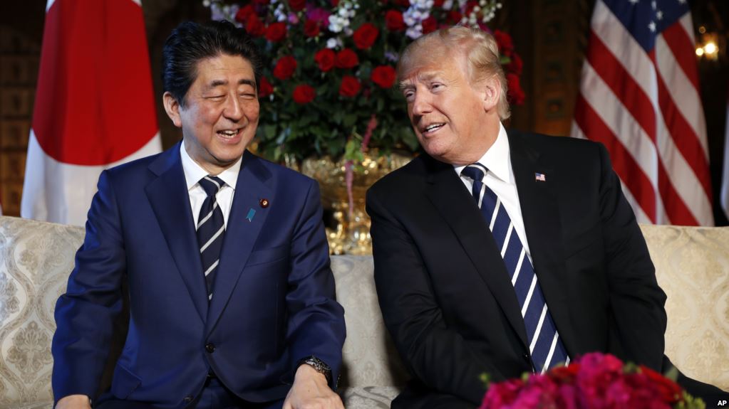 Tổng thống Mỹ Donald Trump (phải) và Thủ tướng Nhật Bản Shinzo Abe tại cuộc gặp ở Florida, Mỹ ngày 17/4. (Nguồn: AFP)