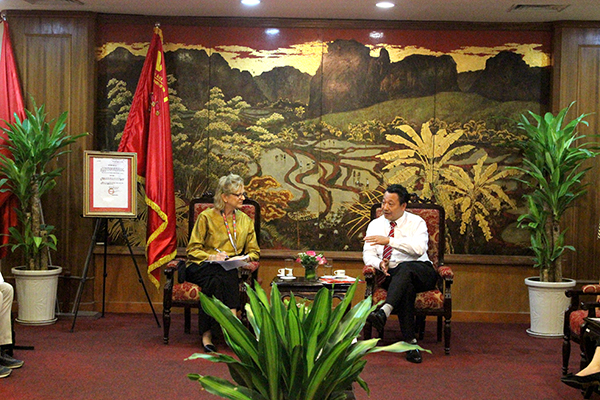 Tổng Thư ký VCCI Nguyễn Quang Vinh tiếp đón bà Caitlien Weisen, 