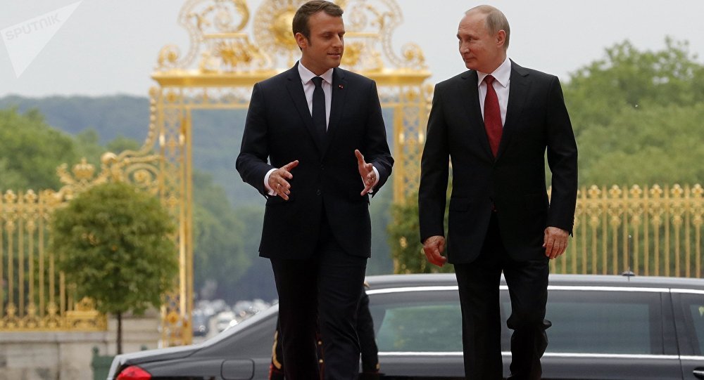 Tổng thống Pháp Emmanuelle Macron và Tổng thống Nga Vladimir Putin