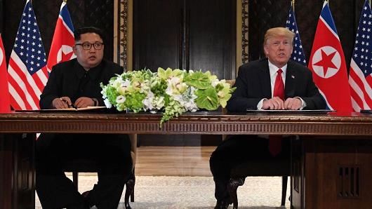 Hai nhà lãnh đạo tại bàn ký kết văn bản. Ảnh: Getty Images