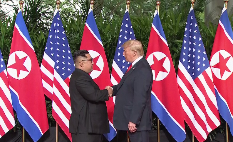 Tổng thống Mỹ và nhà lãnh đạo Kim Jong-un bắt tay nhau. Nguồn: News Asia Channel