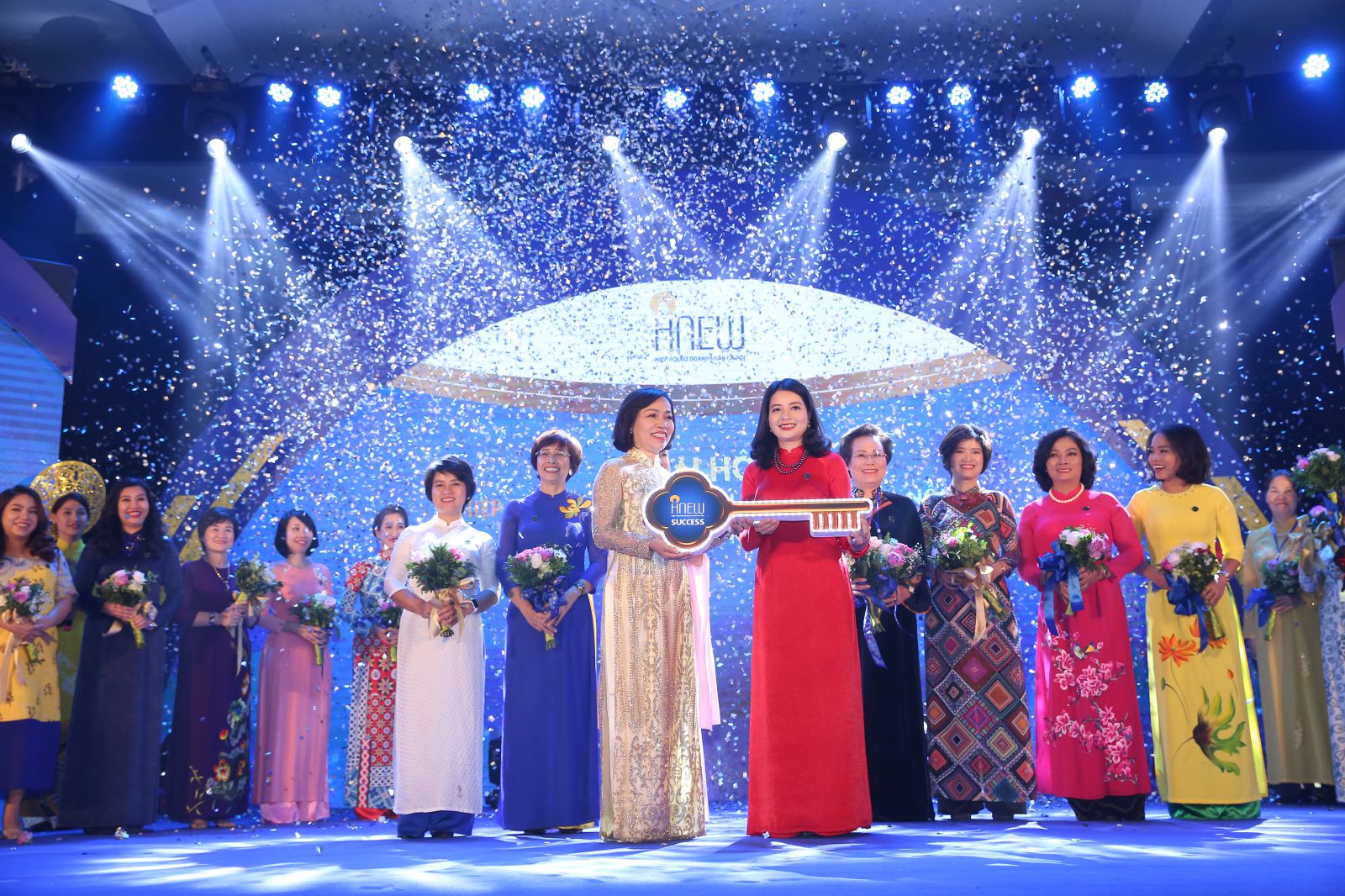 Bà Hà Thị Thu Thanh, lãnh đạo HNEW nhiệm kỳ II trao chìa khóa thành công cho bà Đinh Thị Bích Ngọc, Tân Chủ tịch HNEW nhiệm kỳ III