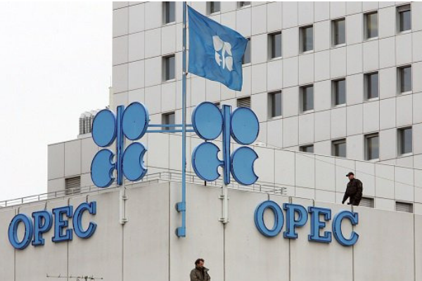 Với dự định công bố hạn ngạch sản xuất, liệu OPEC có cứu được giá dầu đang giảm sâu?