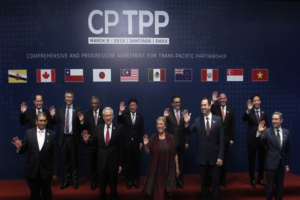 Bộ trưởng Công Thương Việt Nam Trần Tuấn Anh (phải) và đại diện các nước tại lễ ký Hiệp định CPTPP ở Santiago, Chile, ngày 8/3