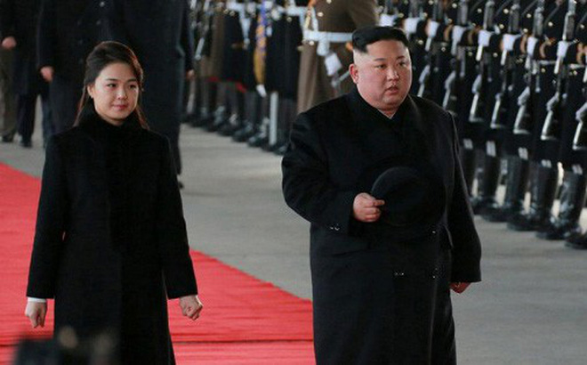 Ông Kim Jong Un và phu nhân Ri Sol Ju trước khi lên đường đến Trung Quốc, ngày 8/1. (Ảnh: KCNA/Reuters)