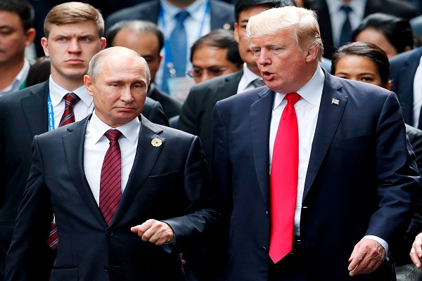 Tổng thống Trump và Tổng thống Putin nói chuyện khi họ chụp bức ảnh tập thể trong Hội nghị Thượng đỉnh Hợp tác Kinh tế châu Á Thái Bình Dương (APEC) tại thành phố Đà Nẵng, ngày 11/11/2017.