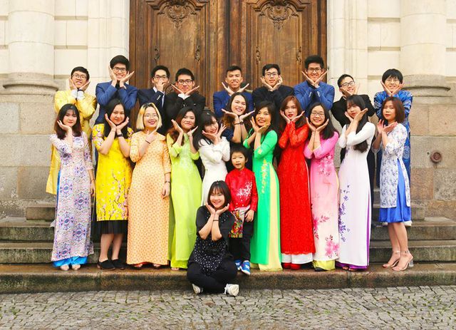 Cộng đồng du học sinh Việt Nam tại Pháp mặc áo dài đón tết Nguyên đán