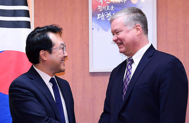 Đặc sứ Mỹ về Triều Tiên Stephen Biegun (phải) gặp quan chức Hàn Quốc tại Seoul sau khi trở về từ Bình Nhưỡng ngày 9-2 - Ảnh: REUTERS
