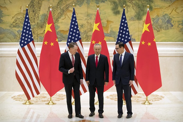  Đại diện Thương mại Hoa Kỳ Robert Lighthizer, Phó Thủ tướng Trung Quốc và nhà đàm phán thương mại hàng đầu Liu He, và Bộ trưởng Tài chính Hoa Kỳ Steven Mnuchin nói chuyện trước phiên khai mạc đàm phán thương mại tại Nhà khách Diaoyutai ở Bắc Kinh, Thứ Năm, ngày 14 tháng 2 năm 2019. Ảnh AP