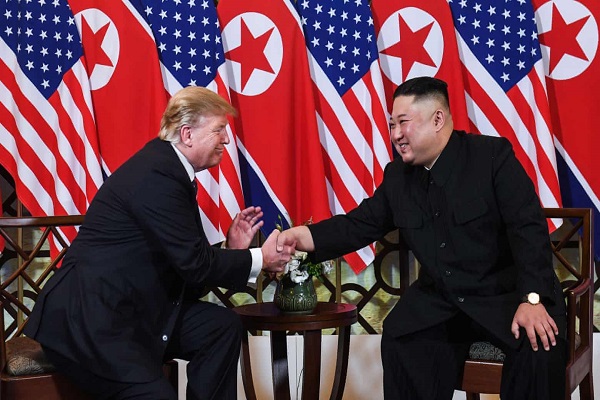 Cái bắt tay lịch sử của Tổng thống Donald Trump và Chủ tịch Kim Jong-un tại Hà Nội, Việt Nam tối ngày 27/2. Ảnh: CNN