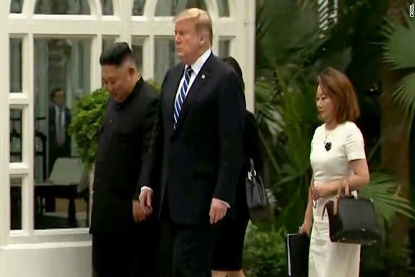 Tổng thống Mỹ D.Trump và nhà lãnh đạo Triều Tiên Kim Jong-un đi dạo trong khuôn viên khách sạn Metropole 