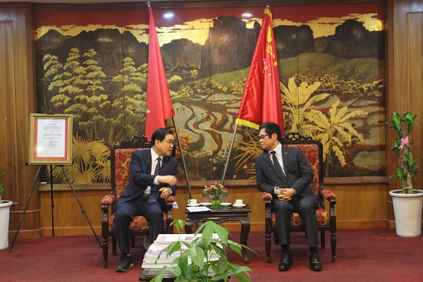TS Vũ Tiến Lộc, Chủ tịch VCCI trao đổi với ông Huh Sungmoo, Thị trưởng thành phố Changwon, Hàn Quốc. Ảnh: Nguyễn Long