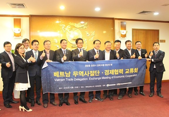 Chủ tịch VCCI chụp ảnh lưu niệm cùng ông Huh Sungmoo và đoàn doanh nghiệp tỉnh Changwon