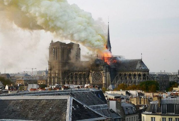 Nhà thờ Đức Bà tại Paris cháy lớn: Nguyên nhân có thể do... trùng tu