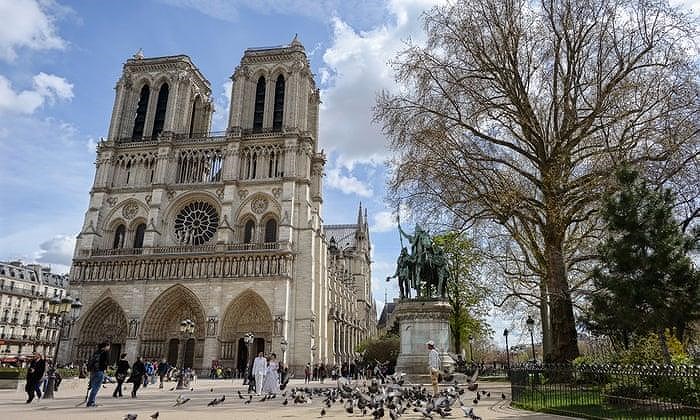 Nhà thờ Đức bà Paris là địa điểm thu hút nhiều khách du lịch nhất của Thủ đô Paris