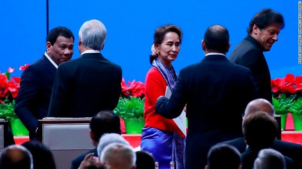 Tổng thống Philippines Rodrigo Duterte (L), Ủy viên Hội đồng Nhà nước Myanmar Aung San Suu Kyi (C) và Thủ tướng Pakistan Imran Khan (phải) đến dự lễ khai mạc vào ngày 26 tháng Tư.