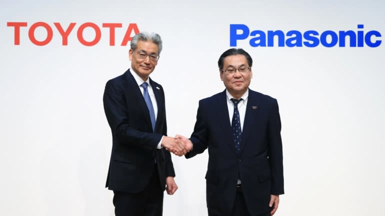 Masayoshi Shirayanagi, nhân viên điều hành của Toyota, trái, và Makoto Kitano, giám đốc điều hành cấp cao của Panasonic, tại một cuộc họp báo vào ngày 9 tháng 5