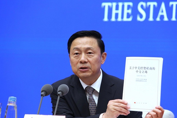 uo Weimin, Phó Giám đốc Văn phòng Thông tin của Hội đồng Nhà nước, với sách trắng về các cuộc đàm phán thương mại với Hoa Kỳ, Vị trí Trung Quốc về Trung Quốc-Hoa Kỳ. Tư vấn kinh tế và thương mại, tại Bắc Kinh vào ngày 2 tháng 6 năm 2019. Ảnh: Simon Song