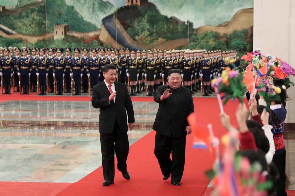 Kim Jong-un, phải, đã đến thăm Trung Quốc bốn lần trong 15 tháng qua, bao gồm chuyến thăm này với Chủ tịch Tập Cận Bình ở Bắc Kinh vào tháng 1.