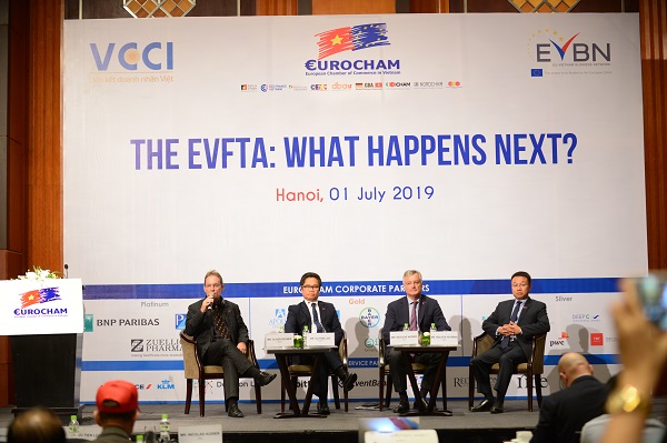 Chủ tịch VCCI (thứ hai từ trái sang) cùng các đại diện Eurocham tại tọa đàm 