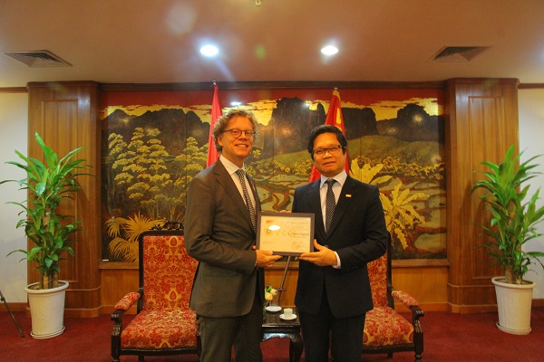 TS Vũ Tiến Lộc, Chủ tịch VCCI trao kỷ niệm chương 