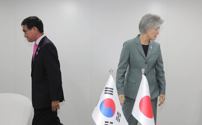 Ngoại trưởng Nhật (trái) và người đồng cấp Hàn Quốc thất bại trong việc giải quyết các bất đồng.