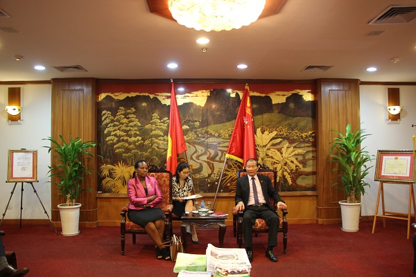 Phó Chủ tịch VCCI Hoàng Quang Phòng đón tiếp và
