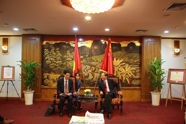 Phó Chủ tịch Hoàng Quang Phòng tiếp ông Bang
