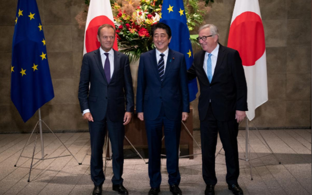 Thủ tướng Shinzo Abe (giữa), Chủ tịch Ủy ban châu Âu (EC) Jean-Claude Juncker (phải) và Chủ tịch Hội đồng châu Âu Donald Tusk (trái) tại lễ ký thỏa thuận tự do thương mại ngày 17/7/2018 tại Văn phòng Thủ tướng Nhật Bản ở thủ đô Tokyo. 