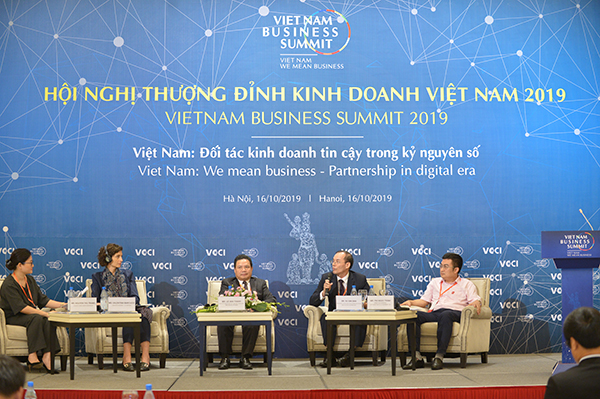 Các chuyên gia thảo luận tại Hội nghị Thượng đỉnh Kinh doanh Việt Nam VBS 2019
