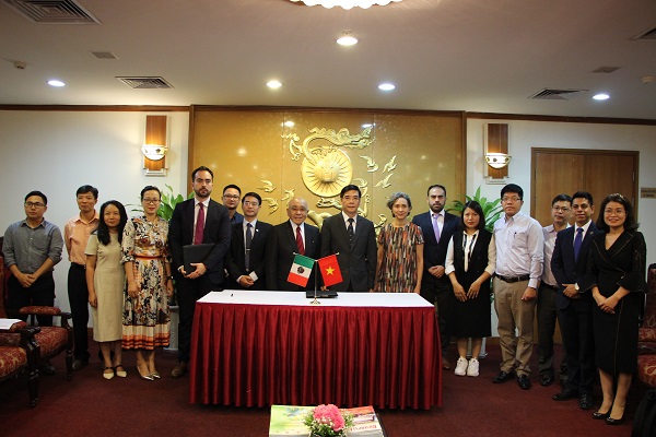 Phó Chủ tịch VCCI chụp ảnh cùng các doanh nghiệp Việt Nam và Mexico tại buổi làm việc