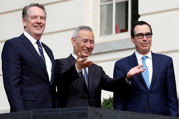 Phó Thủ tướng Trung Quốc Liu He giữa đại diện thương mại Hoa Kỳ Robert Lighthizer (trái) và Bộ trưởng Tài chính Hoa Kỳ Steve Mnuchin trong các cuộc đàm phán thương mại tại Washington trong tháng này. Ảnh: Reuters