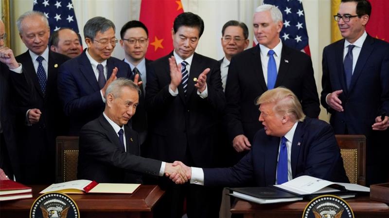 Phó Thủ tướng Trung Quốc Lưu Hạc và Tổng thống Mỹ Donald Trump bắt tay tại buổi ký kết thỏa thuận thương mại
