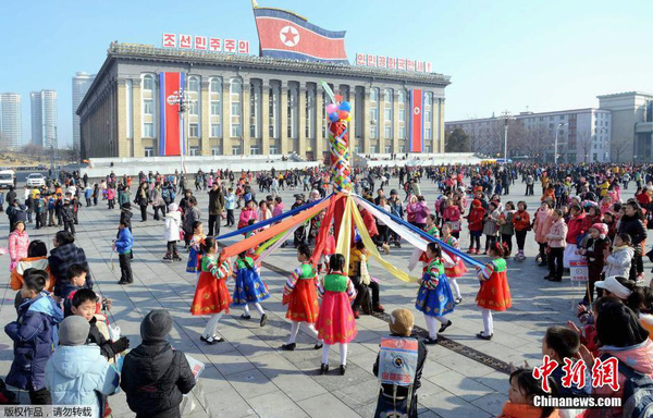 Trẻ em Triều Tiên chơi các trò chơi truyền thống trong dịp năm mới