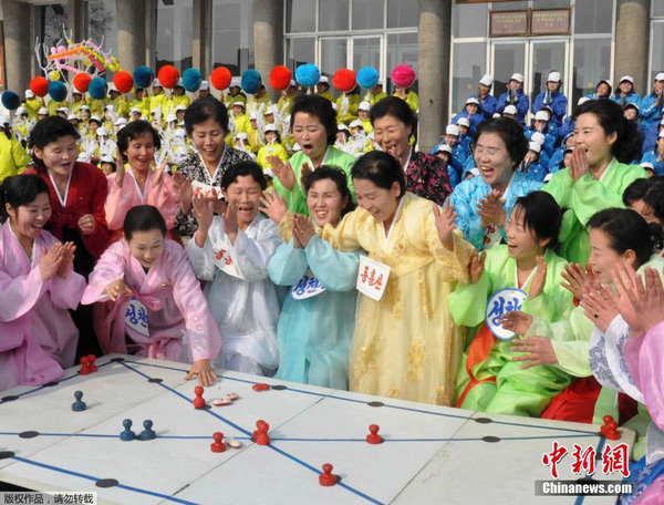 Người dân Triều Tiên luôn mặc trang phục cổ truyền vào dịp tết Âm lịch