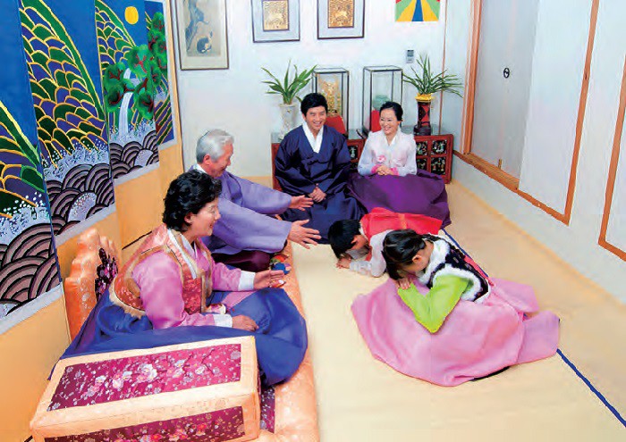 Trẻ em Hàn Quốc thực hiện nghi lễ truyền thống với ông bà và cha mẹ vào ngày Tết Nguyên đán. Ảnh: Vovworld