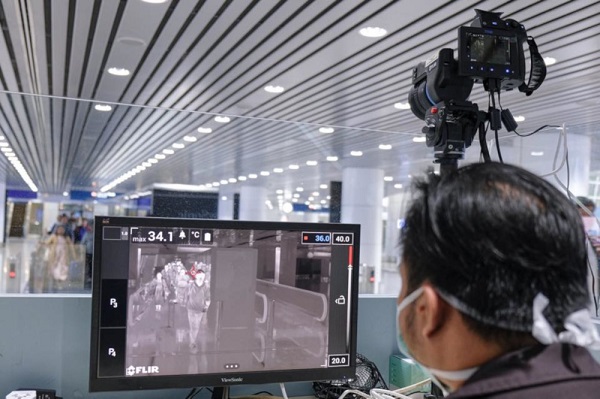 Một quan chức y tế theo dõi khách du lịch trên một máy theo dõi nhiệt độ để phát hiện các triệu chứng của virus Vũ Hán tại sân bay quốc tế Kuala Lumpur ở Sepang, Malaysia, vào ngày 25 tháng 1. Ảnh: AP