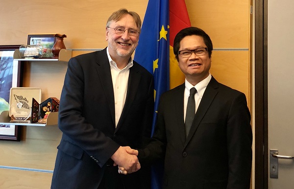 TS Vũ Tiến Lộc, Chủ tịch Phòng Thương mại và Công nghiệp Việt Nam (VCCI) chụp với ông Bernd Lange Chủ tịch Uỷ ban Thương mại châu Âu tại Nghị viện châu Âu (Brusel, Bỉ) tháng 11/2018